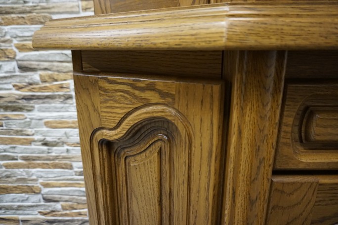 WITRYNA Z KOMODĄ DĘBOWA PODŚWIETLANA SZER. 115 CM