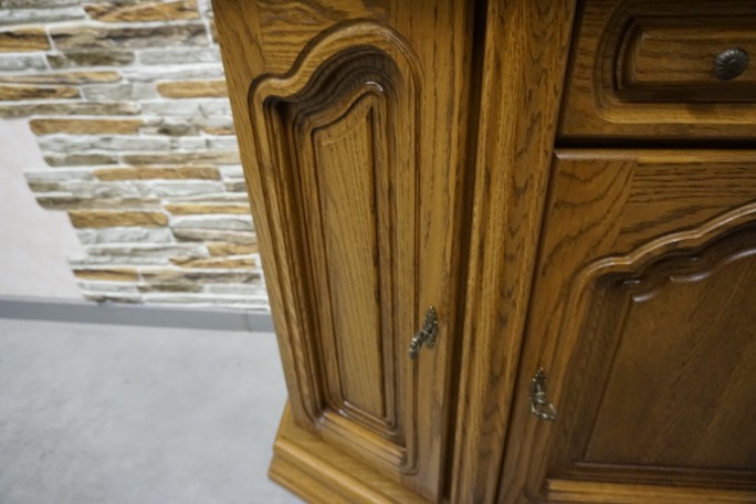 WITRYNA Z KOMODĄ DĘBOWA PODŚWIETLANA SZER. 115 CM