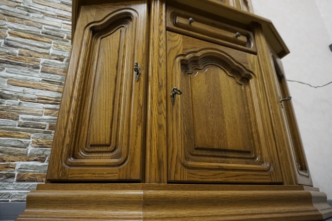 WITRYNA Z KOMODĄ DĘBOWA PODŚWIETLANA SZER. 115 CM