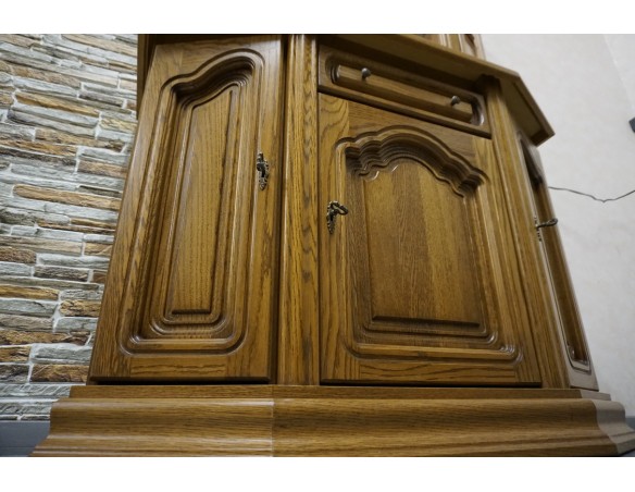 WITRYNA Z KOMODĄ DĘBOWA PODŚWIETLANA SZER. 115 CM