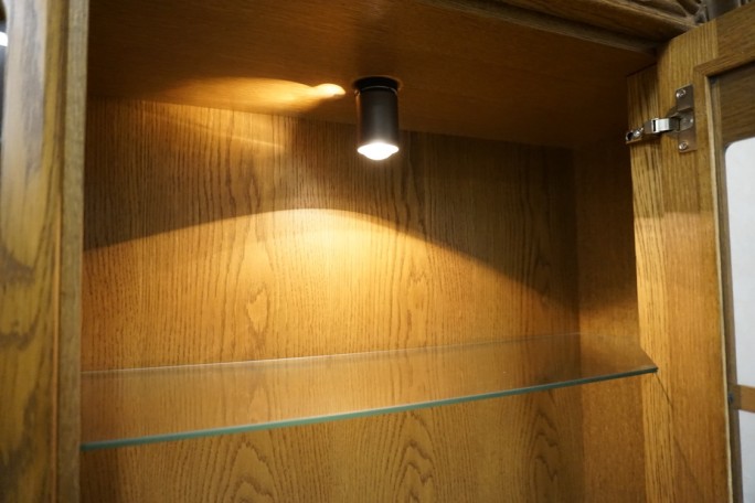 WITRYNA Z KOMODĄ DĘBOWA PODŚWIETLANA SZER. 115 CM