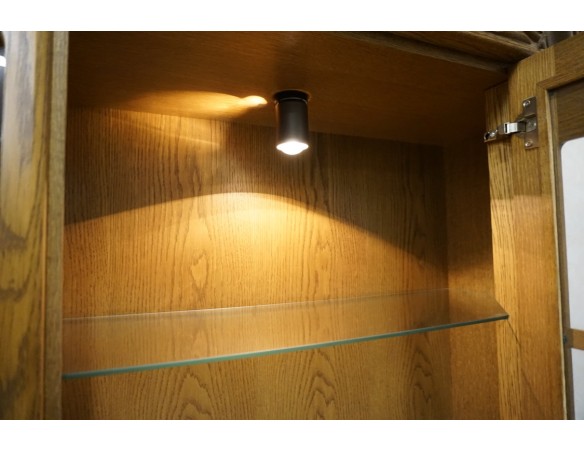 WITRYNA Z KOMODĄ DĘBOWA PODŚWIETLANA SZER. 115 CM