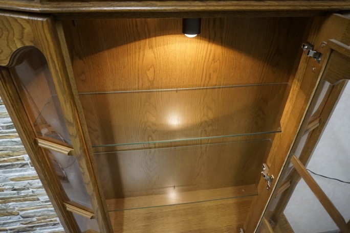 WITRYNA Z KOMODĄ DĘBOWA PODŚWIETLANA SZER. 115 CM