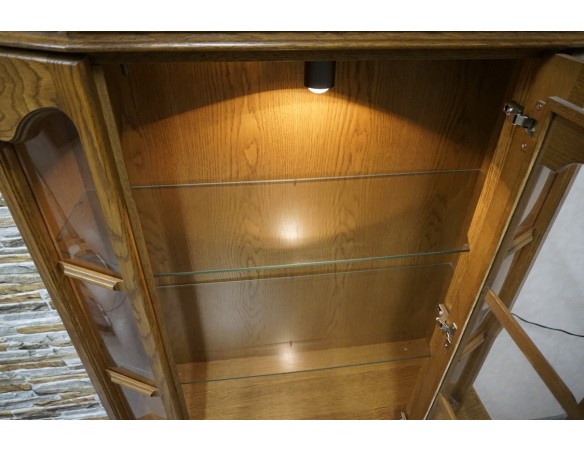 WITRYNA Z KOMODĄ DĘBOWA PODŚWIETLANA SZER. 115 CM