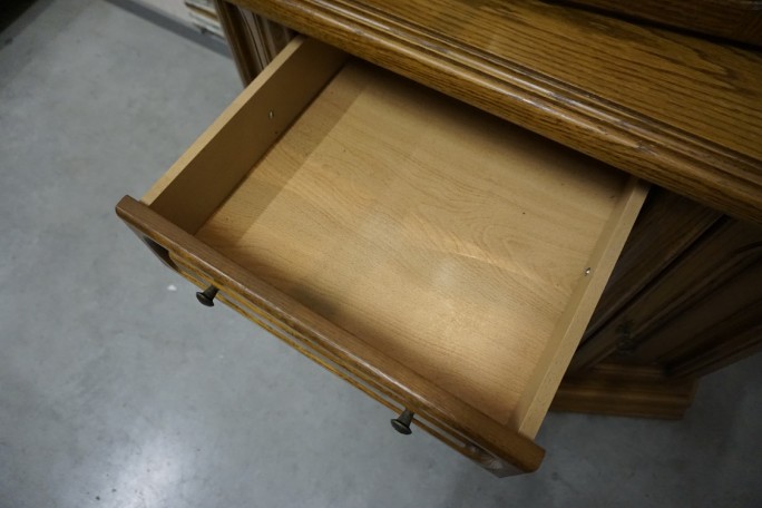 WITRYNA Z KOMODĄ DĘBOWA PODŚWIETLANA SZER. 115 CM