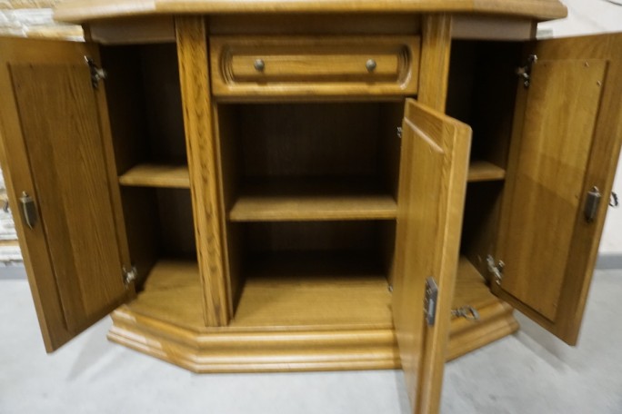 WITRYNA Z KOMODĄ DĘBOWA PODŚWIETLANA SZER. 115 CM