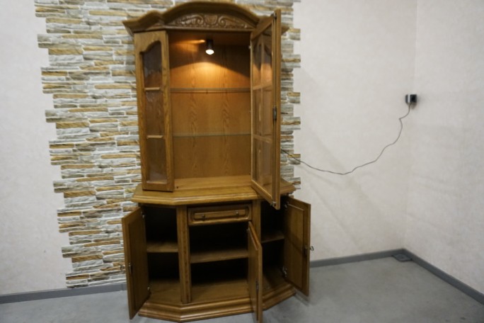 WITRYNA Z KOMODĄ DĘBOWA PODŚWIETLANA SZER. 115 CM