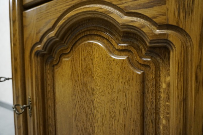 WITRYNA Z KOMODĄ DĘBOWA PODŚWIETLANA SZER. 115 CM