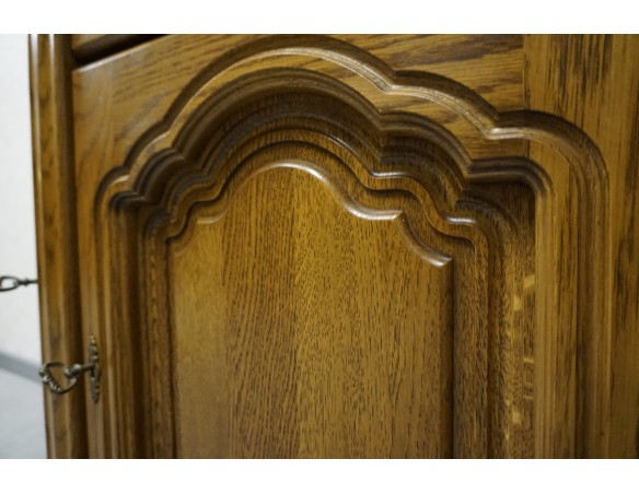 WITRYNA Z KOMODĄ DĘBOWA PODŚWIETLANA SZER. 115 CM