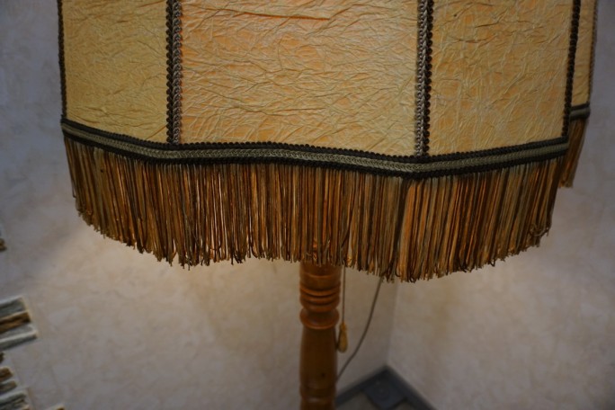 LAMPA STOJĄCA DĘBOWA ZE STYLOWYM DUŻYM ABAŻUREM...