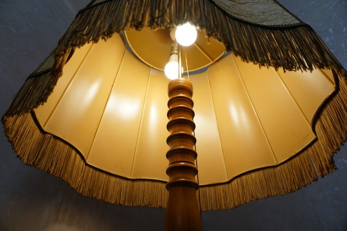 LAMPA STOJĄCA DĘBOWA ZE STYLOWYM DUŻYM ABAŻUREM...