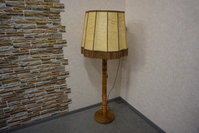 LAMPA STOJĄCA DĘBOWA ZE STYLOWYM DUŻYM ABAŻUREM...