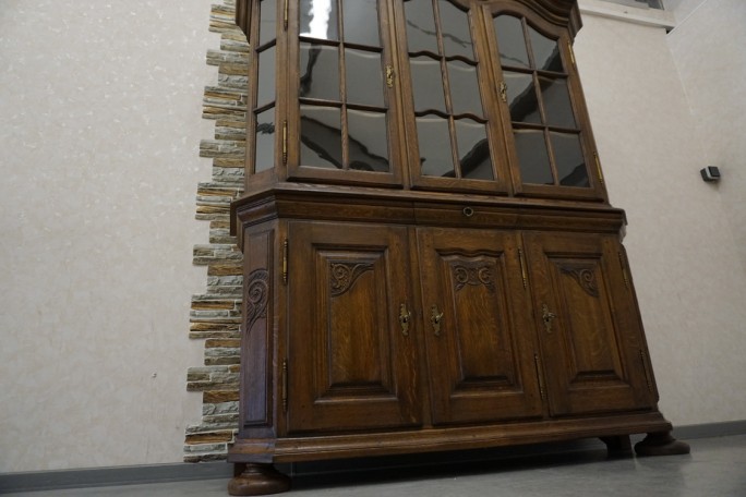 WITRYNA Z KOMODĄ CIEMNY LITY DĄB SZER. 169CM