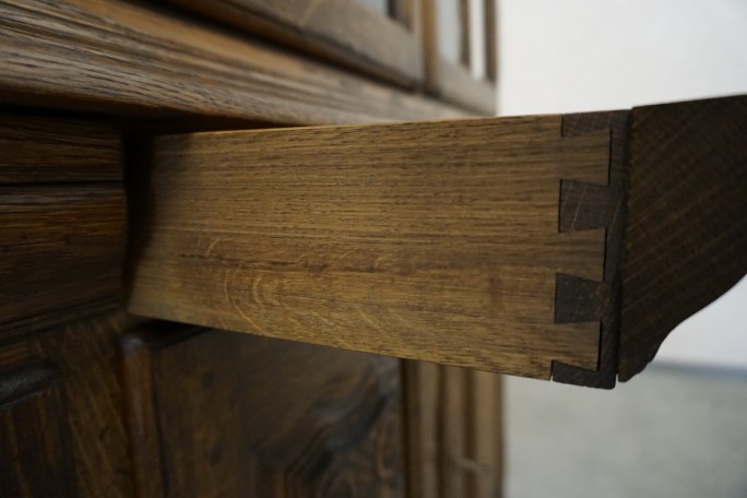 WITRYNA Z KOMODĄ CIEMNY LITY DĄB SZER. 169CM