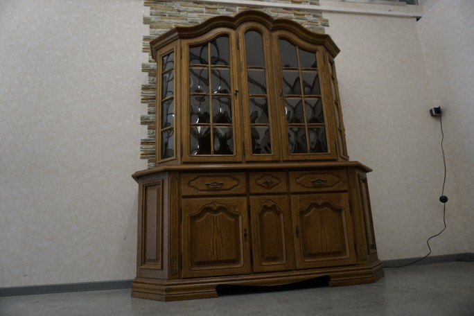 WITRYNA Z KOMODĄ DĘBOWA PODŚWIETLANA SZER. 185 CM