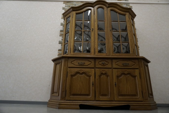 WITRYNA Z KOMODĄ DĘBOWA PODŚWIETLANA SZER. 185 CM