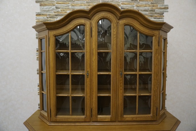 WITRYNA Z KOMODĄ DĘBOWA PODŚWIETLANA SZER. 185 CM