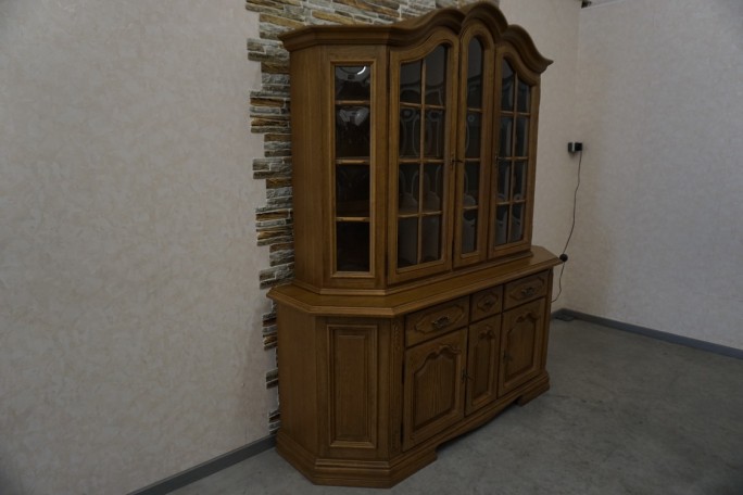 WITRYNA Z KOMODĄ DĘBOWA PODŚWIETLANA SZER. 185 CM