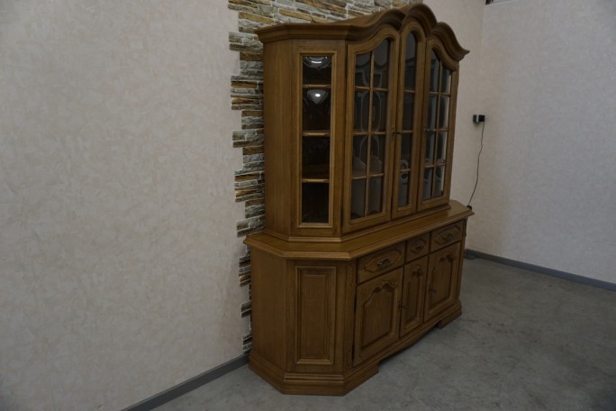 WITRYNA Z KOMODĄ DĘBOWA PODŚWIETLANA SZER. 185 CM