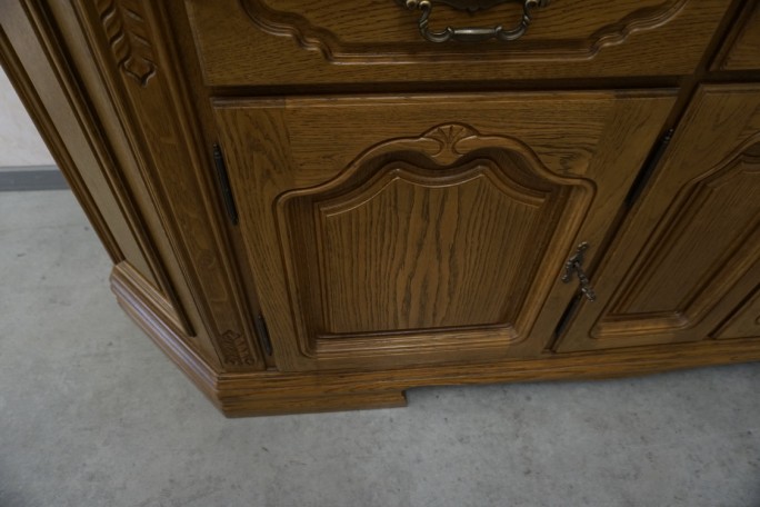 WITRYNA Z KOMODĄ DĘBOWA PODŚWIETLANA SZER. 185 CM