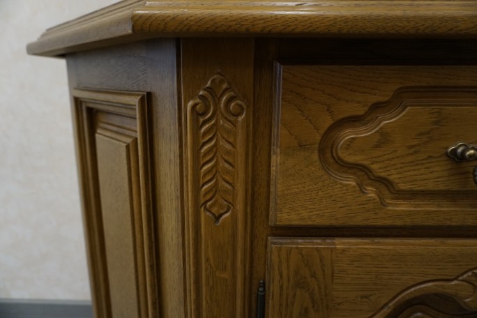 WITRYNA Z KOMODĄ DĘBOWA PODŚWIETLANA SZER. 185 CM