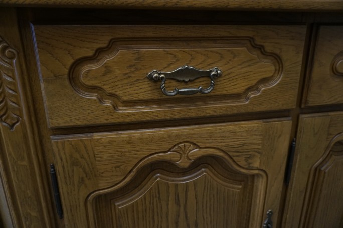 WITRYNA Z KOMODĄ DĘBOWA PODŚWIETLANA SZER. 185 CM