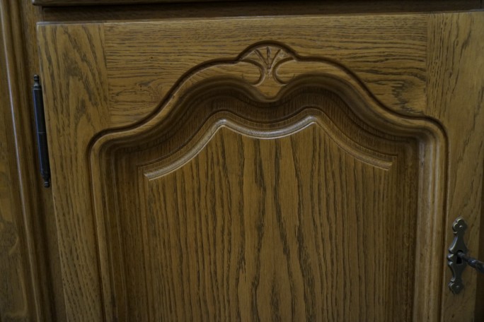 WITRYNA Z KOMODĄ DĘBOWA PODŚWIETLANA SZER. 185 CM