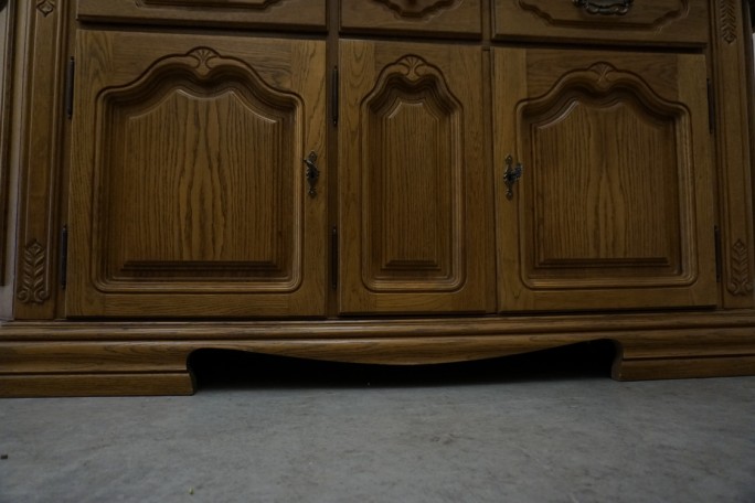 WITRYNA Z KOMODĄ DĘBOWA PODŚWIETLANA SZER. 185 CM