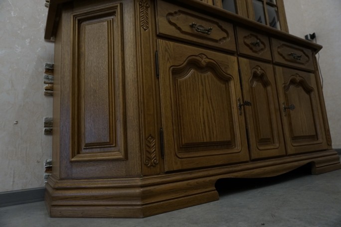 WITRYNA Z KOMODĄ DĘBOWA PODŚWIETLANA SZER. 185 CM