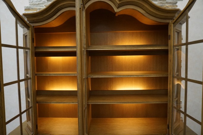 WITRYNA Z KOMODĄ DĘBOWA PODŚWIETLANA SZER. 185 CM