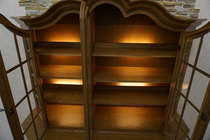 WITRYNA Z KOMODĄ DĘBOWA PODŚWIETLANA SZER. 185 CM