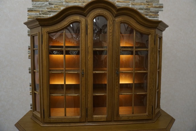 WITRYNA Z KOMODĄ DĘBOWA PODŚWIETLANA SZER. 185 CM