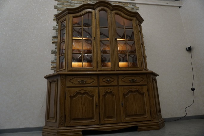 WITRYNA Z KOMODĄ DĘBOWA PODŚWIETLANA SZER. 185 CM