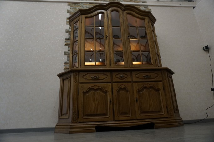 WITRYNA Z KOMODĄ DĘBOWA PODŚWIETLANA SZER. 185 CM