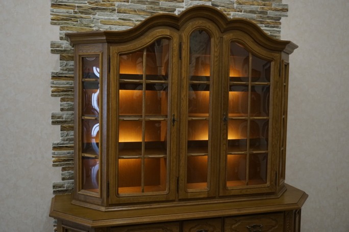 WITRYNA Z KOMODĄ DĘBOWA PODŚWIETLANA SZER. 185 CM