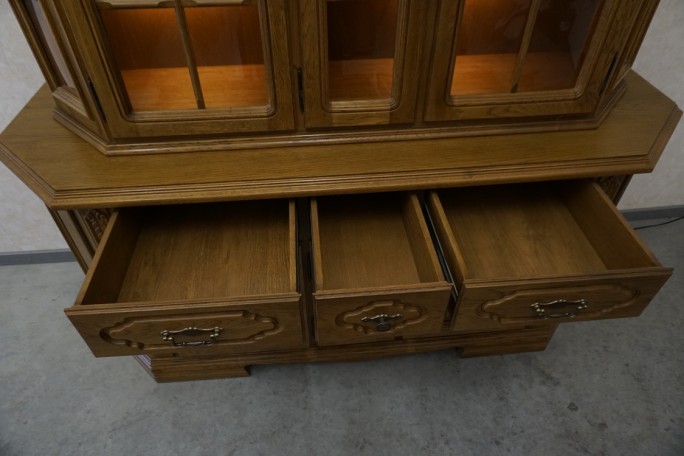 WITRYNA Z KOMODĄ DĘBOWA PODŚWIETLANA SZER. 185 CM