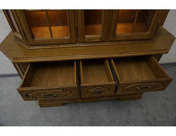 WITRYNA Z KOMODĄ DĘBOWA PODŚWIETLANA SZER. 185 CM