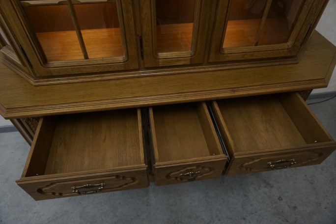 WITRYNA Z KOMODĄ DĘBOWA PODŚWIETLANA SZER. 185 CM