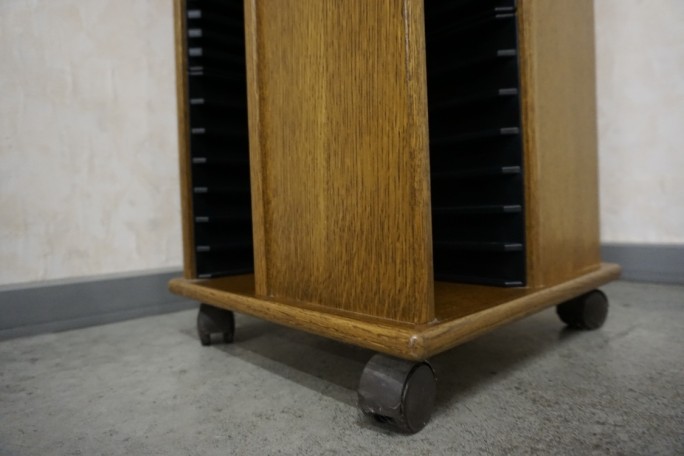 STOJAK DĘBOWY NA PŁYTY CD , DVD SZER. 35x35 CM