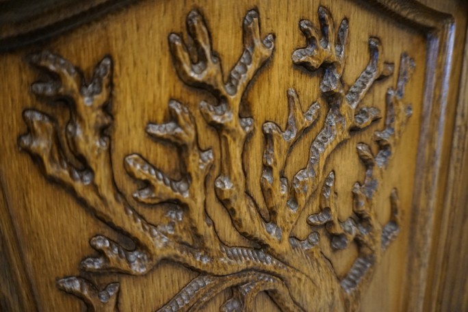 KOMODA DĘBOWA WYSOKA MYŚLIWSKI MOTYW 3 DRZWIOWA...