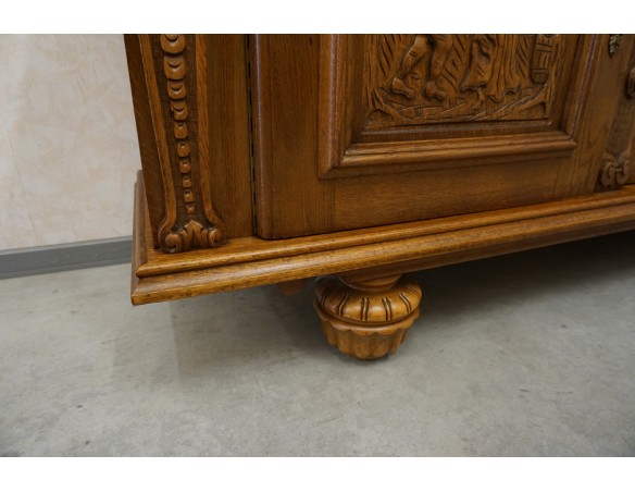 KOMODA DĘBOWA MOTYW MYŚLIWSKI RZEŹBIONA 3 DRZWIOWA SZER. 245 CM