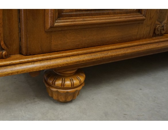 KOMODA DĘBOWA MOTYW MYŚLIWSKI RZEŹBIONA 3 DRZWIOWA SZER. 245 CM