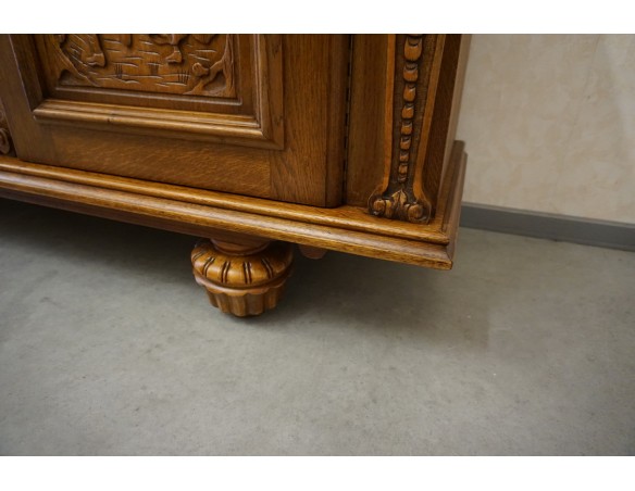 KOMODA DĘBOWA MOTYW MYŚLIWSKI RZEŹBIONA 3 DRZWIOWA SZER. 245 CM