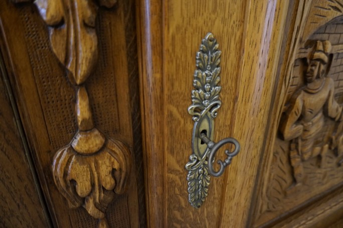 KOMODA DĘBOWA RZĘŹBIONA Z NADSTAWKĄ SZER. 245 CM