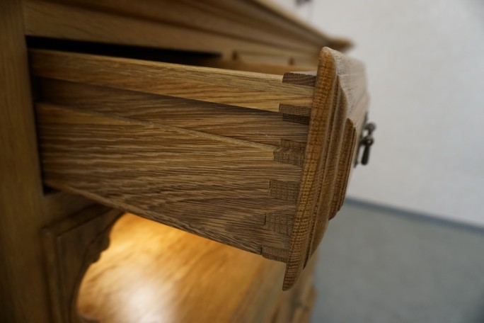 KOMODA WYSOKA Z LITEGO DĘBU PODŚWIETLANA SUPER...