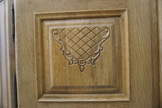 KOMODA WYSOKA Z LITEGO DĘBU PODŚWIETLANA SUPER...