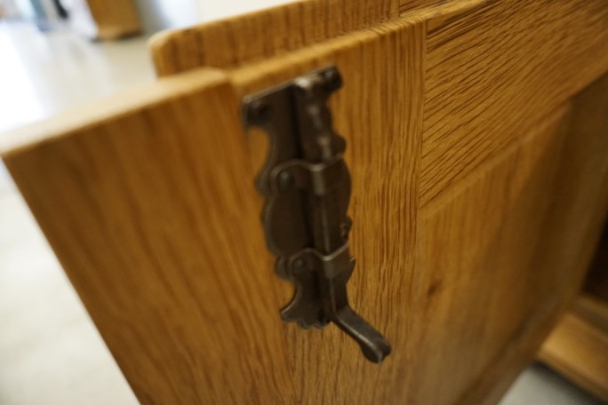 KOMODA WYSOKA Z LITEGO DĘBU PODŚWIETLANA SUPER...