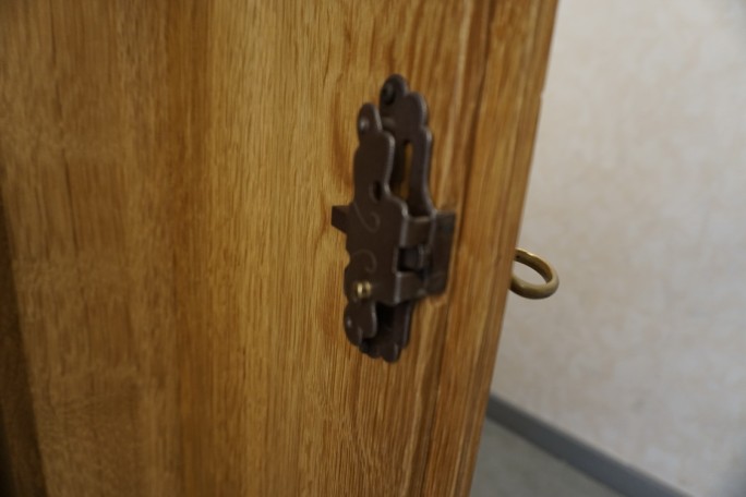 KOMODA WYSOKA Z LITEGO DĘBU PODŚWIETLANA SUPER...