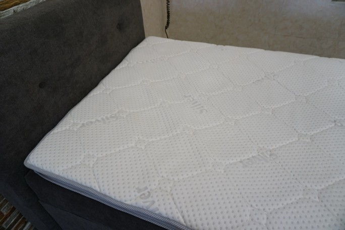 ŁÓŻKO Z ELEKTRYCZNYM STELAŻEM + MATERAC 120x200 CM