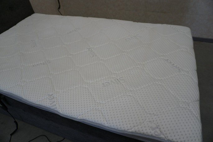 ŁÓŻKO Z ELEKTRYCZNYM STELAŻEM + MATERAC 120x200 CM